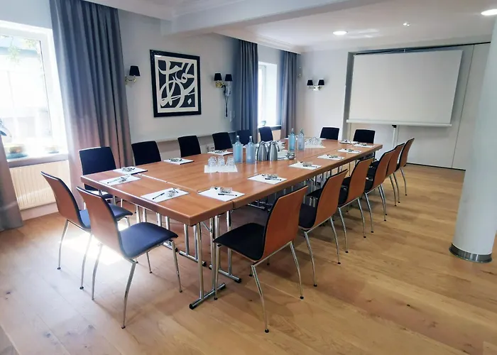 Romantik Schwanefeld & فندق ميرانه