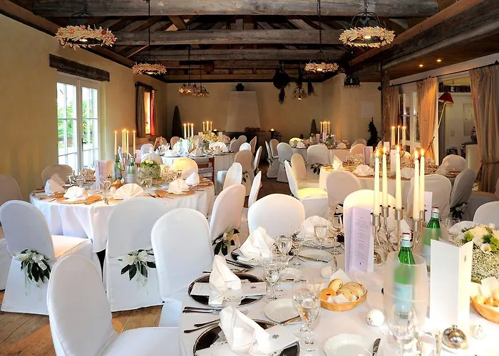 Romantik Schwanefeld & 4* ميرانه